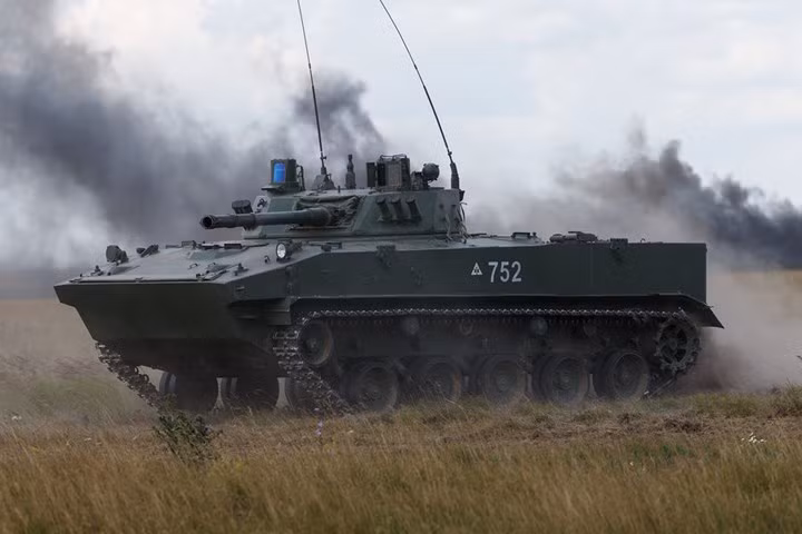 Thót tim cảnh Nga thả xe thiết giáp có kíp lái từ trên máy bay xuống