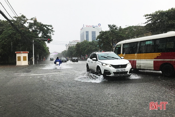 Mưa lớn, nhiều tuyến giao thông TP Hà Tĩnh ngập sâu