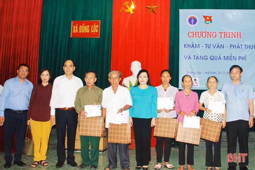 Tổng Biên tập Báo Nhân dân, Bộ trưởng Bộ Y tế tặng quà thân nhân 10 nữ liệt sỹ TNXP