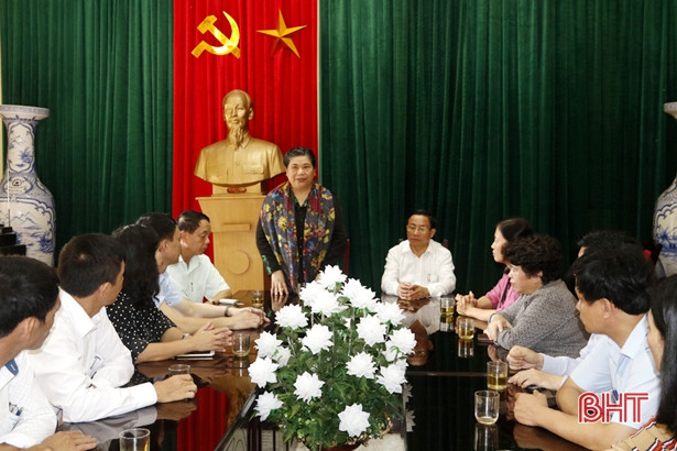 Phó Chủ tịch Quốc hội Tòng Thị Phóng dâng hương cố Tổng Bí thư Trần Phú