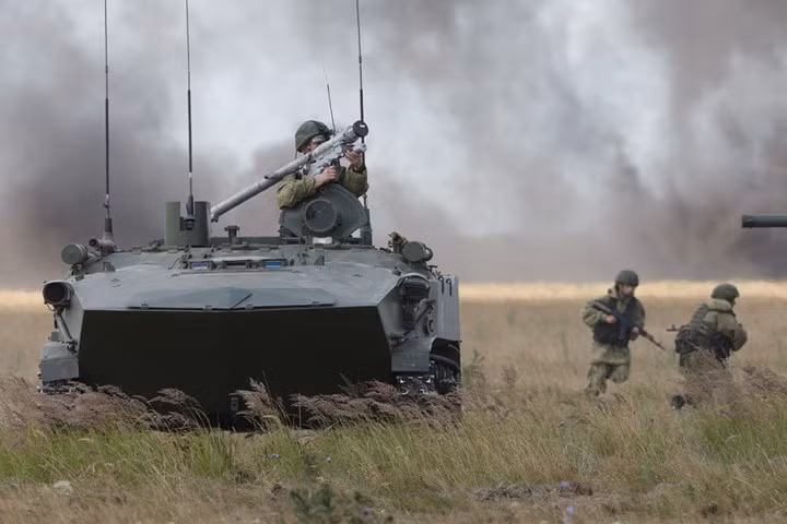 Thót tim cảnh Nga thả xe thiết giáp có kíp lái từ trên máy bay xuống