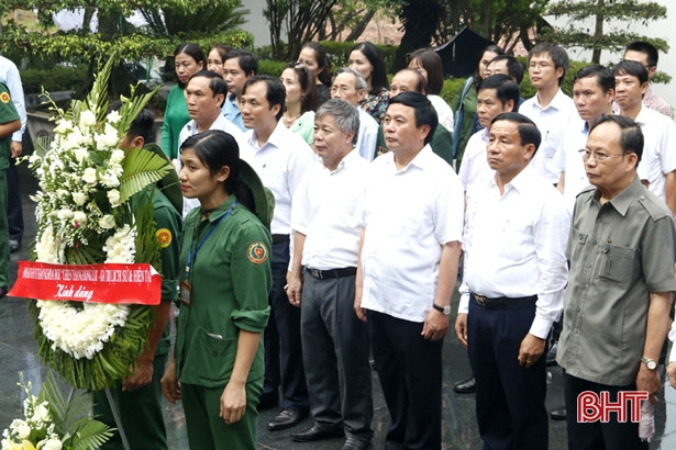 Bí thư Trung ương Đảng Nguyễn Xuân Thắng dâng hương tại Ngã ba Đồng Lộc