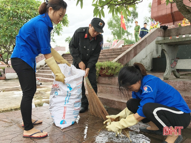 Gần 1.200 đóa sen dâng mộ liệt sỹ ở Nghĩa trang Núi Nài