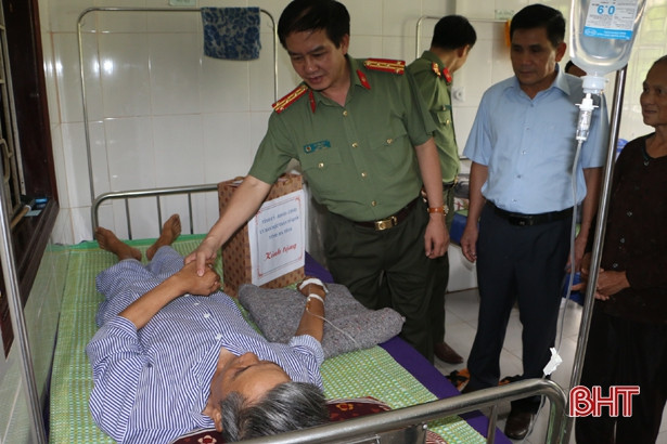 Thăm hỏi, tặng quà gia đình chính sách nhân ngày 27/7