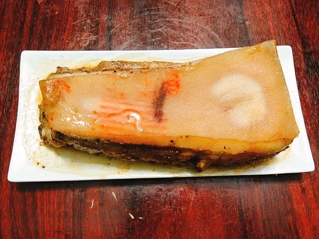 Làm thịt quay giòn tan, thơm nức mũi cho ngày mưa