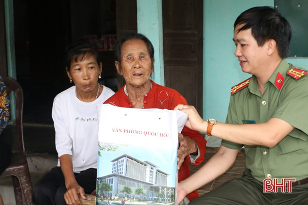 Thăm hỏi, tặng quà gia đình chính sách nhân ngày 27/7