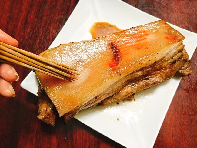 Làm thịt quay giòn tan, thơm nức mũi cho ngày mưa