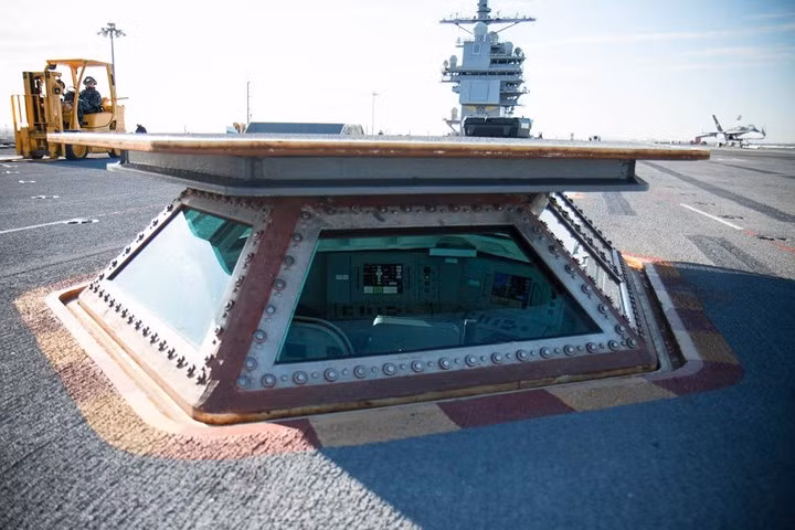 Cận cảnh tàu sân bay lớn nhất thế giới chiến hạm USS Gerald Ford