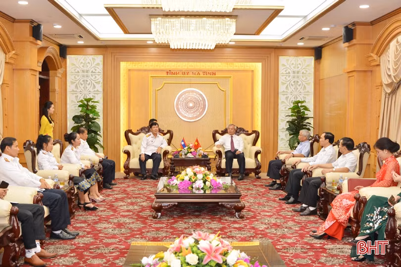 Đoàn cán bộ Tòa án nhân dân tỉnh Bôlykhămxay chào xã giao lãnh đạo tỉnh