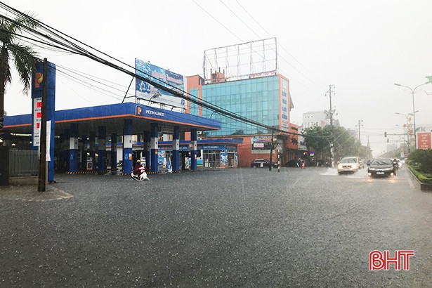 Mưa lớn, nhiều tuyến giao thông TP Hà Tĩnh ngập sâu