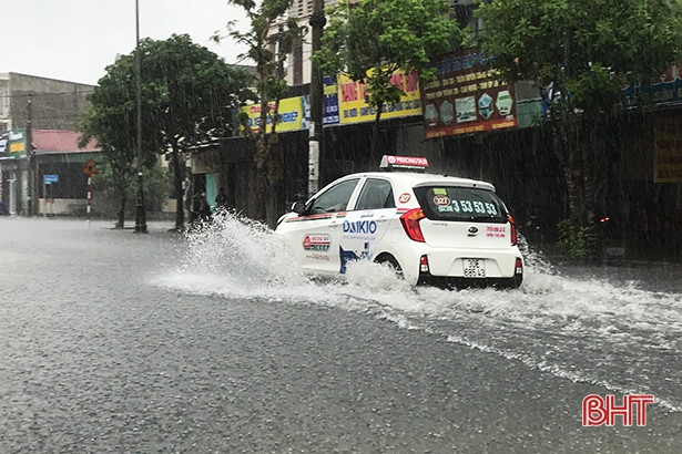 Mưa lớn, nhiều tuyến giao thông TP Hà Tĩnh ngập sâu