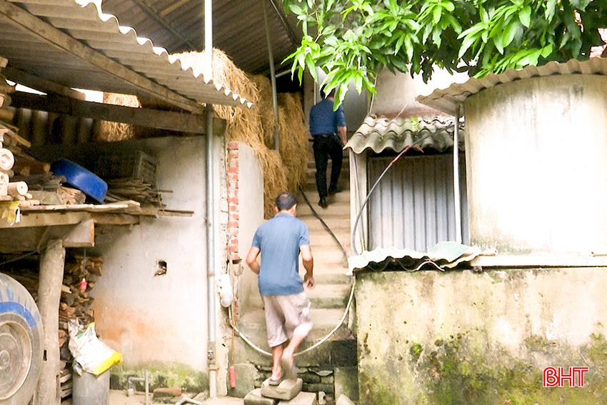 Hầu hết các hộ gia đình ở xã Tùng Châu đều xây dựng nhà chạn để kê gác tài sản khi mùa mưa lũ đến. 3.jpg