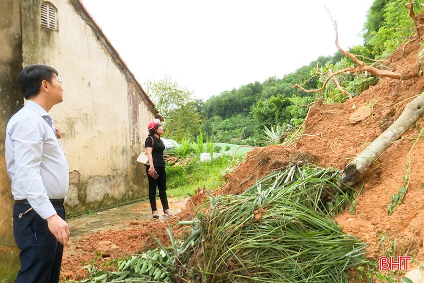 Ngôi nhà cũ của gia đình chị Huyền nằm sát chân núi, chỉ cần vài trận mưa lớn là xảy ra sạt lở. 2.jpg