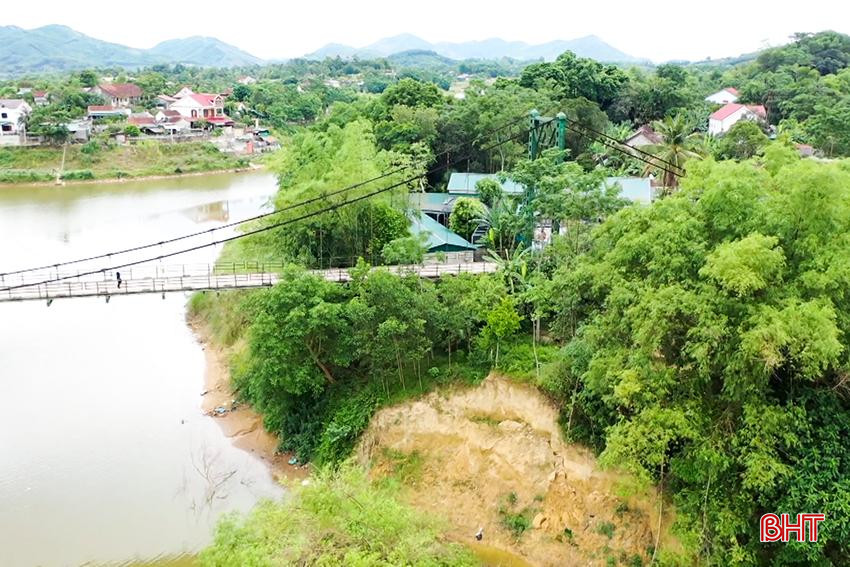 Thôn Vĩnh Yên, xã Đức Lạng có hàng chục hộ gia đình sống ven sông Ngàn Sâu có nguy cơ bị sạt lở 1.jpg