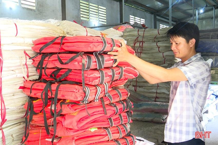 Các loại vật tư như: đá hộc, đá dăm, cát, bao tải, rọ thép, vải lọc, bạt chắn sóng, phên tre, tre... để sẵn sàng ứng phó khi xảy ra sự cố. 7.jpg