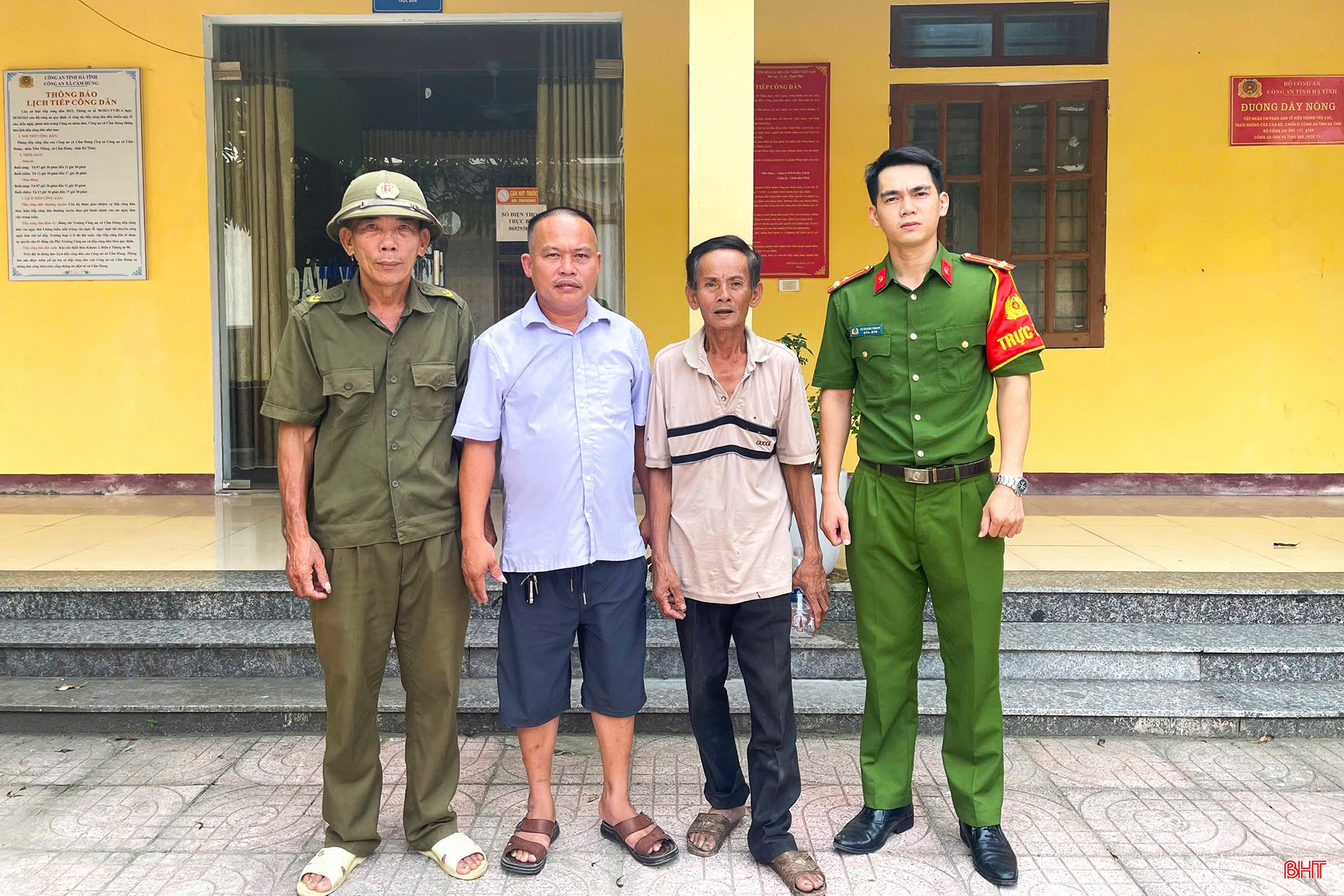 Công an xã Cẩm Hưng xác minh thông tin về nhân thân và liên hệ hỗ trợ đưa ông Thanh (người thứ 2 từ phải qua) về nhà.