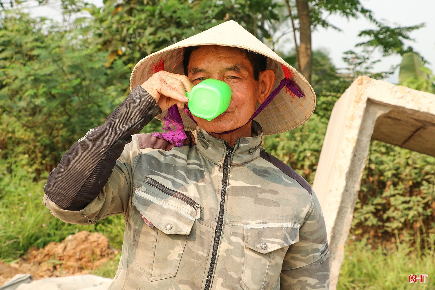 Ông Nguyễn Đạt - công nhân Công ty TNHH Xây dựng Vĩnh Phú chia sẻ: "Trong điều kiện thời tiết nắng gắt thế này, người lao động phải uống nước liên tục để bù lại lượng mồ hôi mất đi, tránh tình trạng kiệt sức khi phải làm việc kéo dài ngoài trời".