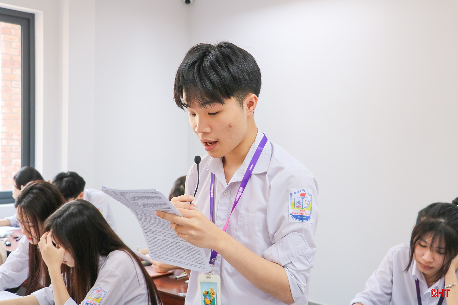 Những ngày cao điểm, học sinh lớp 12 miệt mài ôn luyện, tận dụng từng giờ để củng cố kiến thức.