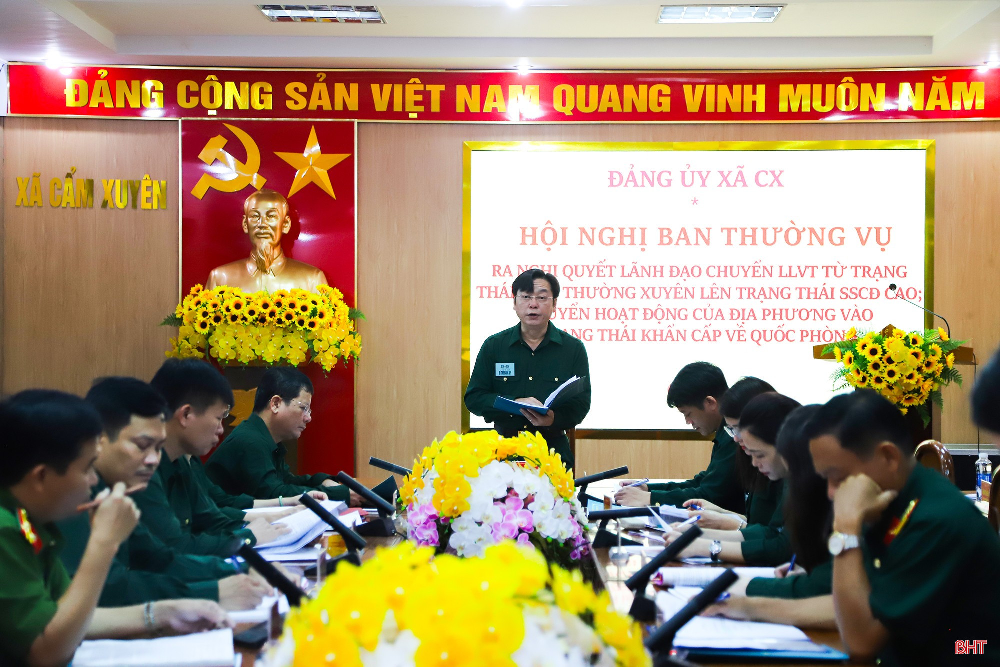Thường trực Đảng ủy xã Cẩm Xuyên tổ chức hội nghị Ban Thường vụ ra Nghị quyết lãnh đạo chuyển lực lượng vũ trang từ trạng thái thường xuyên lên trạng thái sẵn sàng chiến đấu cao; chuyển địa phương vào trạng thái khẩn cấp về quốc phòng.