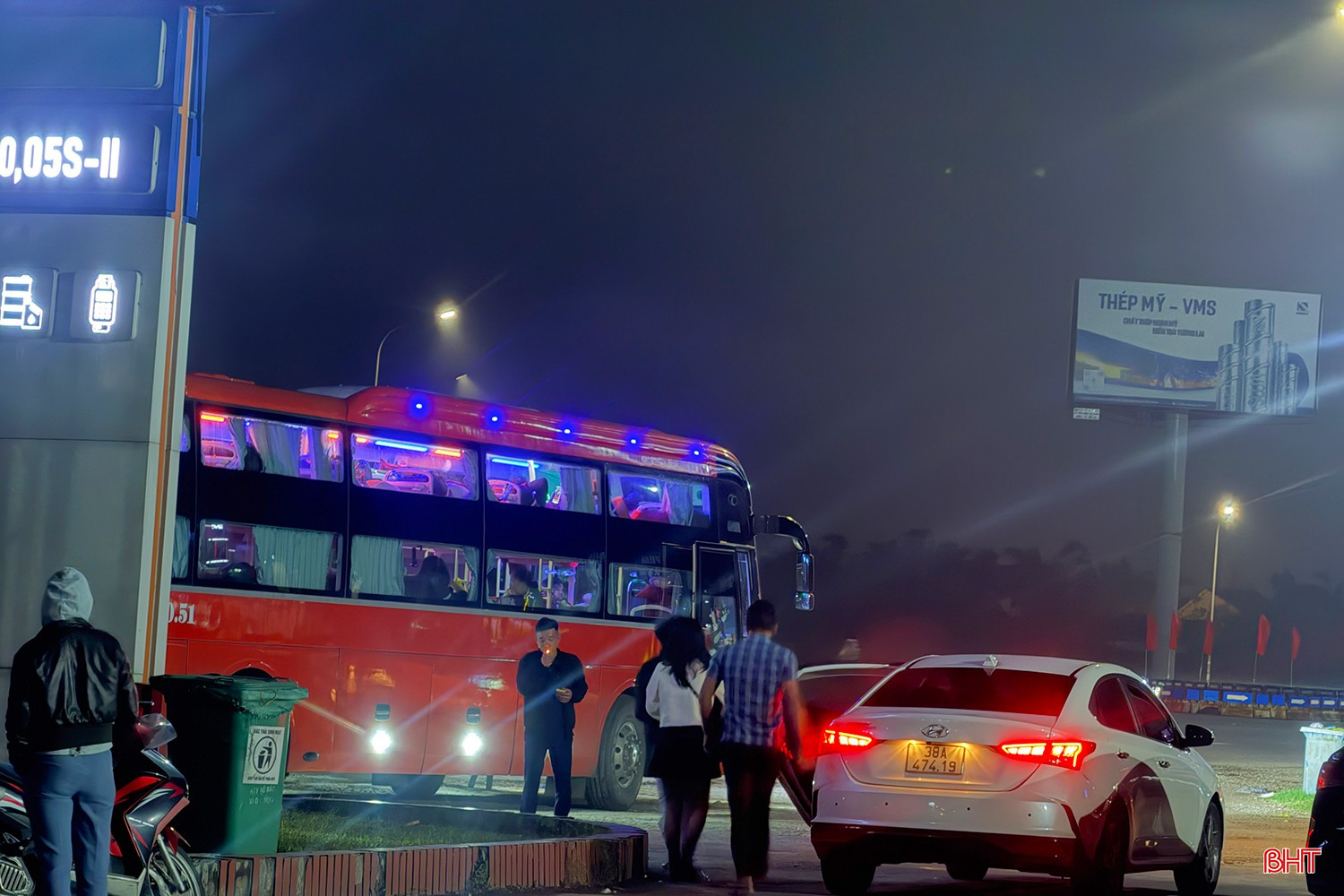 Mặc dù lực lượng chức năng đã tăng cường tuần tra, kiểm soát, xử lý vi phạm, song tình trạng này vẫn tái diễn, tiềm ẩn nhiều hệ luỵ. Đáng lo ngại là nhiều khu vực có rất đông xe tải trọng lớn, xe container lưu thông qua lại, việc xe khách tạt vào liên tục khiến nguy cơ xảy ra tai nạn luôn thường trực.