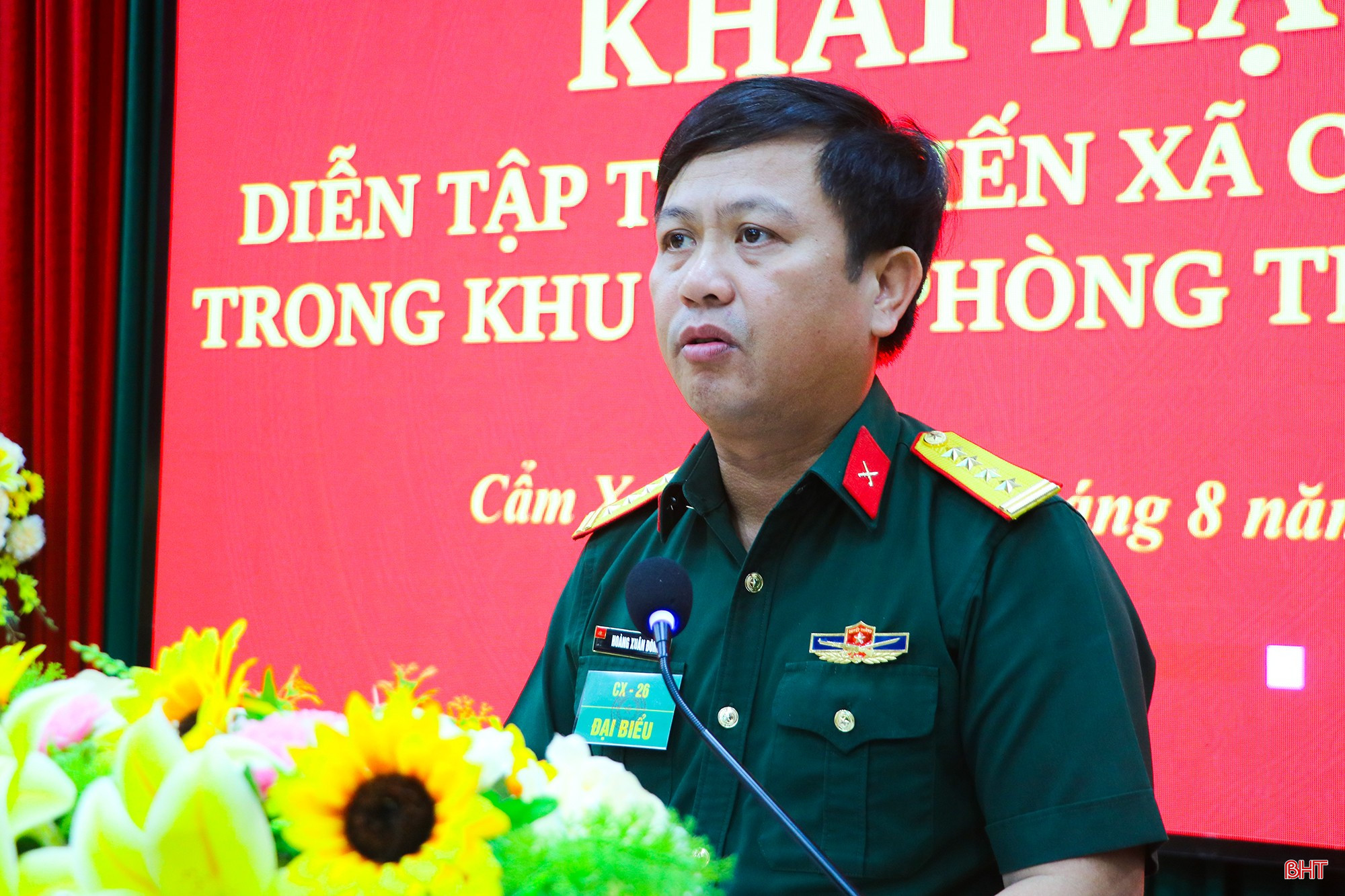Đại tá Hoàng Xuân Đông - Ủy viên BTV Tỉnh ủy, Chỉ huy trưởng Bộ CHQS tỉnh, Phó Trưởng ban Thường trực Ban Chỉ đạo Diễn tập khu vực phòng thủ tỉnh phát biểu tại buổi khai mạc.