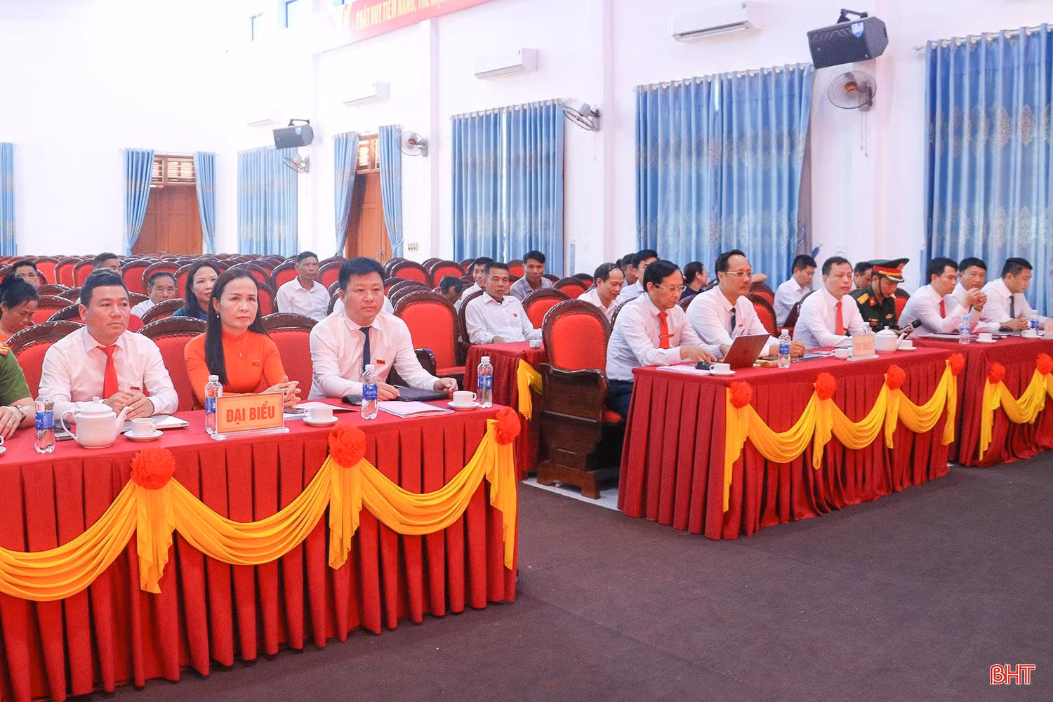 Các đại biểu tham dự kỳ họp.