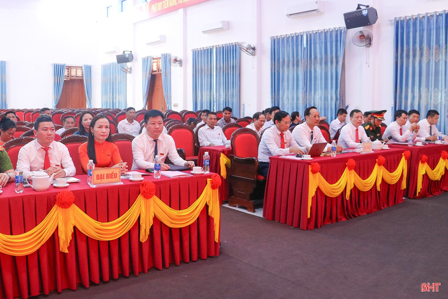 Các đại biểu tham dự kỳ họp.