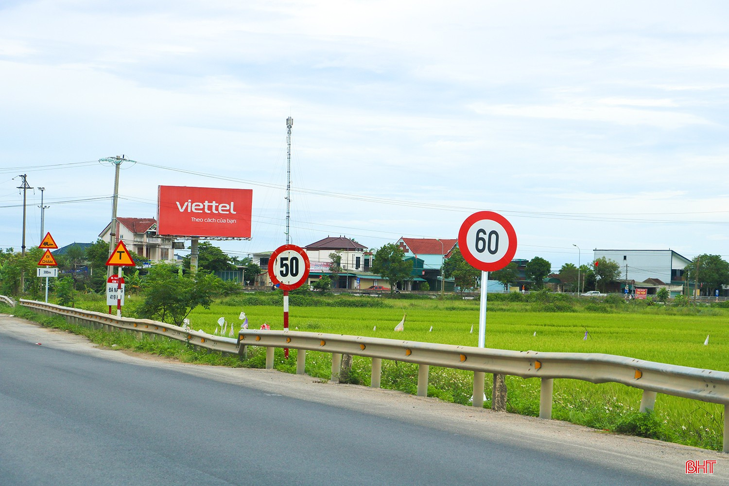 Tuy nhiên, tại nhiều tuyến đường trên địa bàn Hà Tĩnh, hệ thống báo hiệu đường bộ vẫn còn một số bất cập. Trên quốc lộ 1 tuyến tránh TP Hà Tĩnh (cũ), biển báo giới hạn tốc độ 60 km/h và 50 km/h lắp đặt cách nhau khoảng 5m. Anh Nguyễn Văn Hoàng (xã Cẩm Bình) cho biết: "Việc bố trí biển giới hạn tốc độ sát nhau khiến tôi rất phân vân khi lái xe".