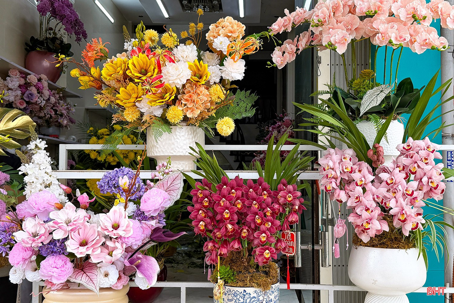 Bên cạnh thị trường hoa tươi, năm nay, các hộ kinh doanh ở phường Thành Sen đã chủ động chuẩn bị từ sớm các mẫu hoa lụa phục vụ Tết, đáp ứng nhu cầu của khách.