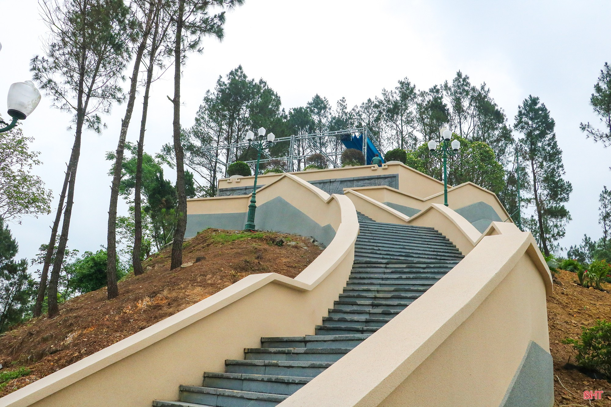 Hệ thống bậc cấp dẫn lên phần mộ Tổng Bí thư Trần Phú đã cơ bản hoàn thiện.