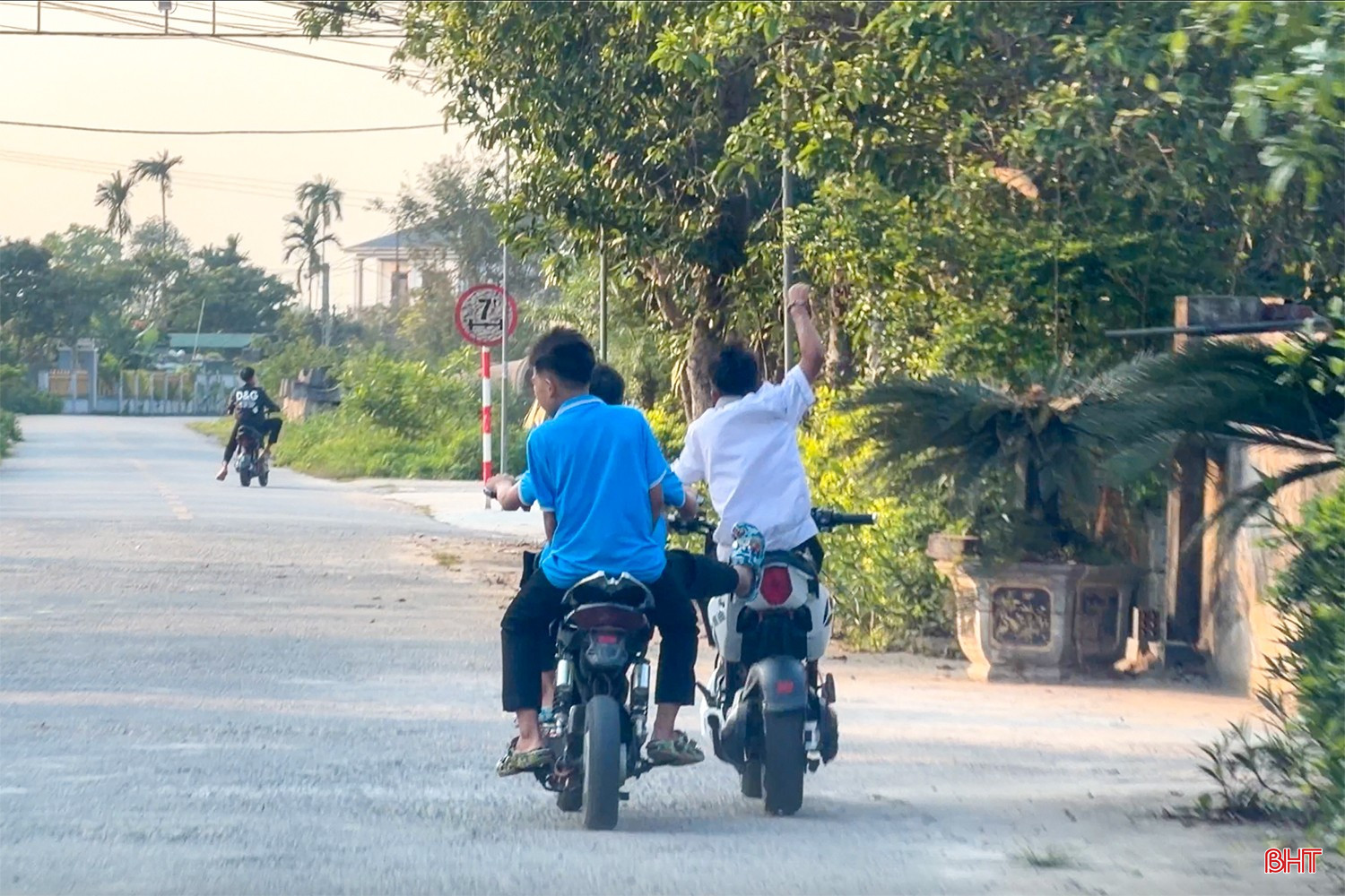 Học sinh vừa đi xe máy điện vừa đùa nghịch trên các cung đường.