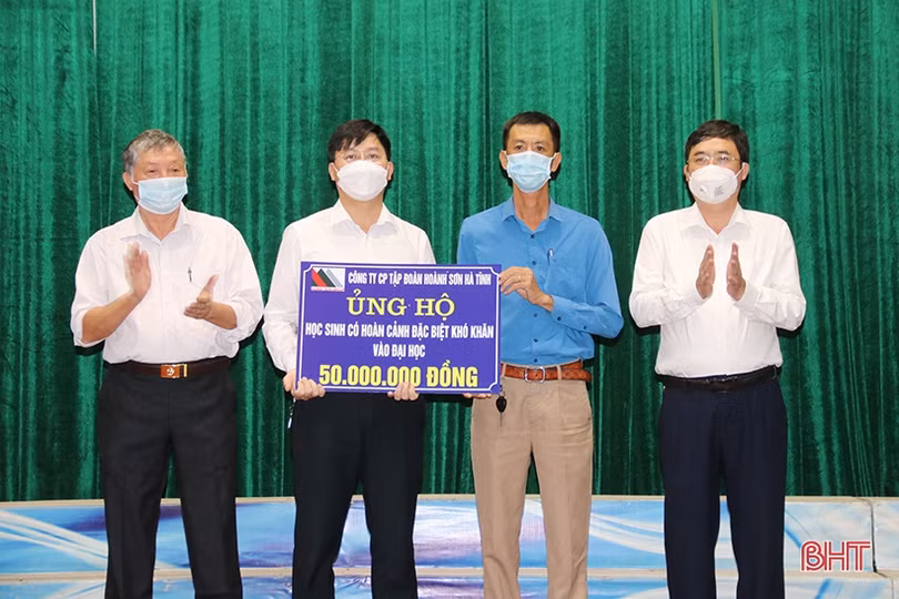 TX Kỳ Anh tuyên dương học sinh đạt điểm cao xét tuyển đại học, trao học bổng các em hoàn cảnh khó khăn