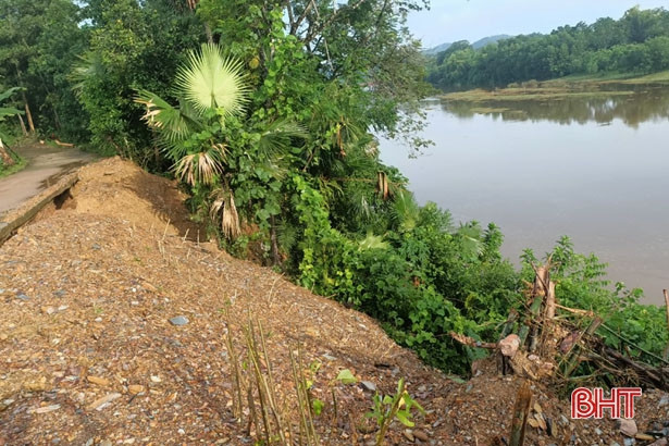 Nước sông Ngàn Sâu rút chậm, nhiều địa bàn Vũ Quang vẫn ngập sâu