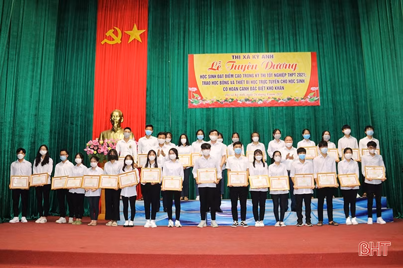 TX Kỳ Anh tuyên dương học sinh đạt điểm cao xét tuyển đại học, trao học bổng các em hoàn cảnh khó khăn