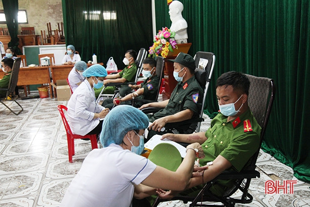 Cán bộ, chiến sỹ Tiểu đoàn Cảnh sát cơ động số 2 hiến 107 đơn vị máu