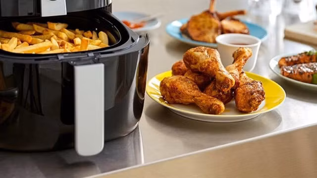 Có nên dùng giấy bạc trong nồi chiên không dầu?