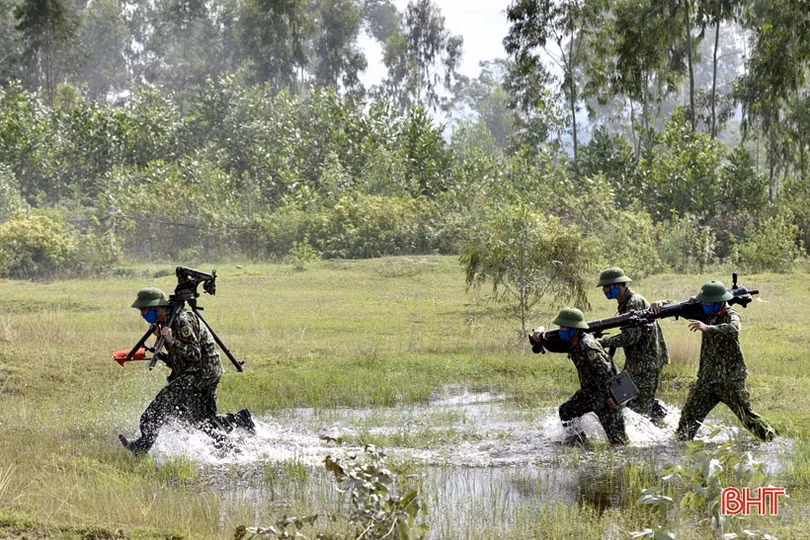 Mãn nhãn màn thực hành đánh địch đổ bộ đường không của LLVT thị xã Hồng Lĩnh