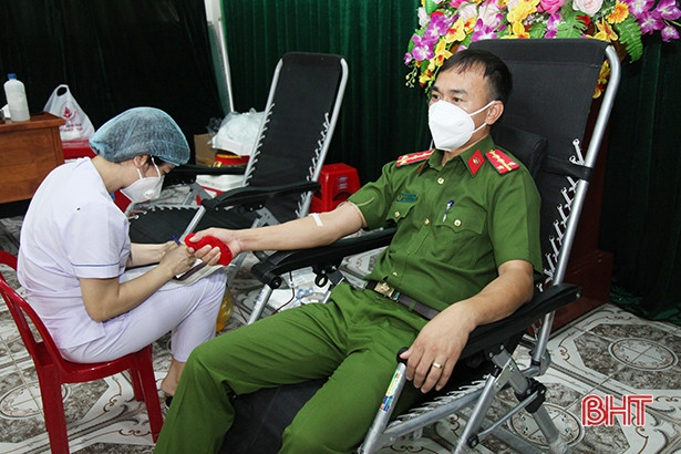 Cán bộ, chiến sỹ Tiểu đoàn Cảnh sát cơ động số 2 hiến 107 đơn vị máu