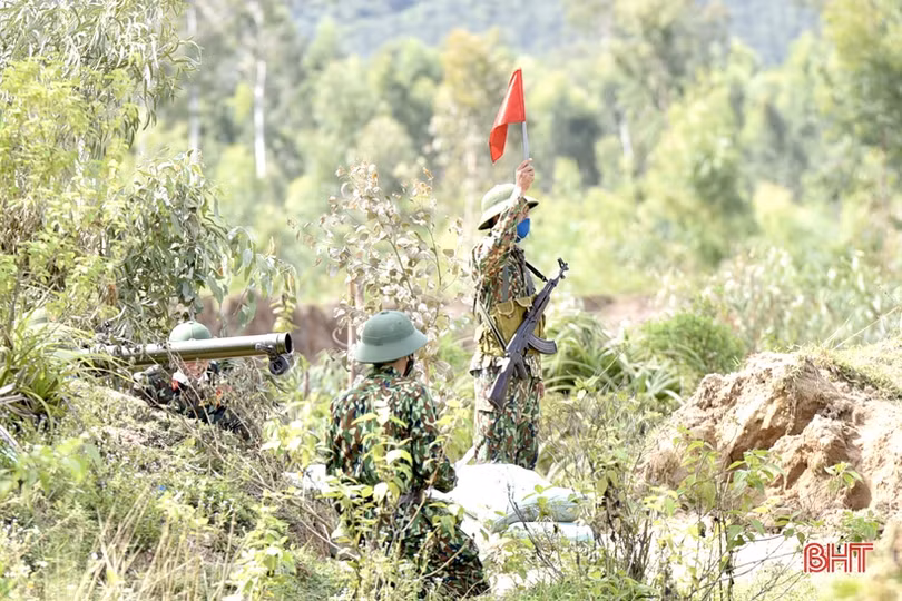 Mãn nhãn màn thực hành đánh địch đổ bộ đường không của LLVT thị xã Hồng Lĩnh