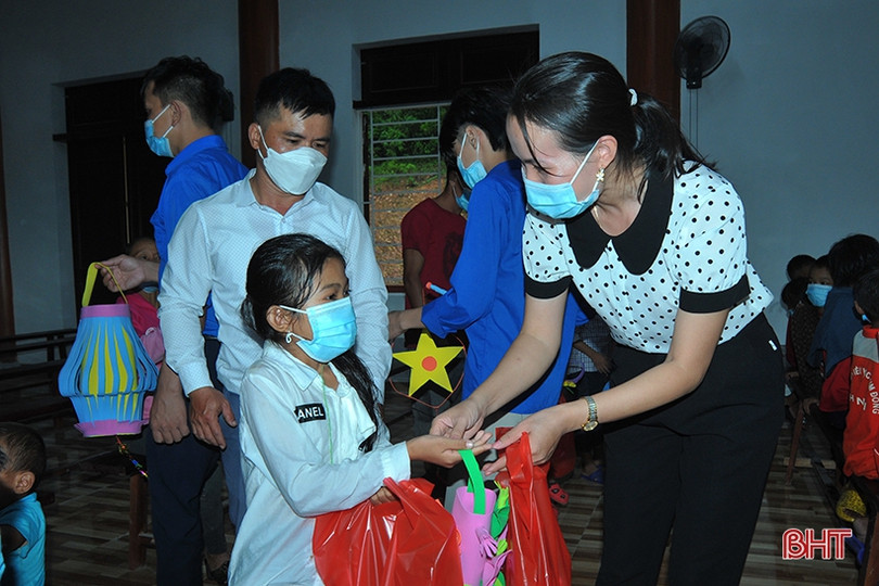 Mang Tết Trung thu đến với trẻ em dân tộc Chứt