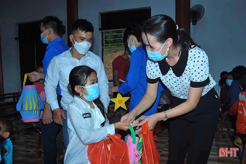 Mang Tết Trung thu đến với trẻ em dân tộc Chứt