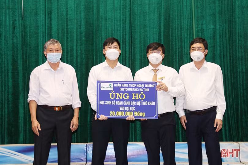 TX Kỳ Anh tuyên dương học sinh đạt điểm cao xét tuyển đại học, trao học bổng các em hoàn cảnh khó khăn