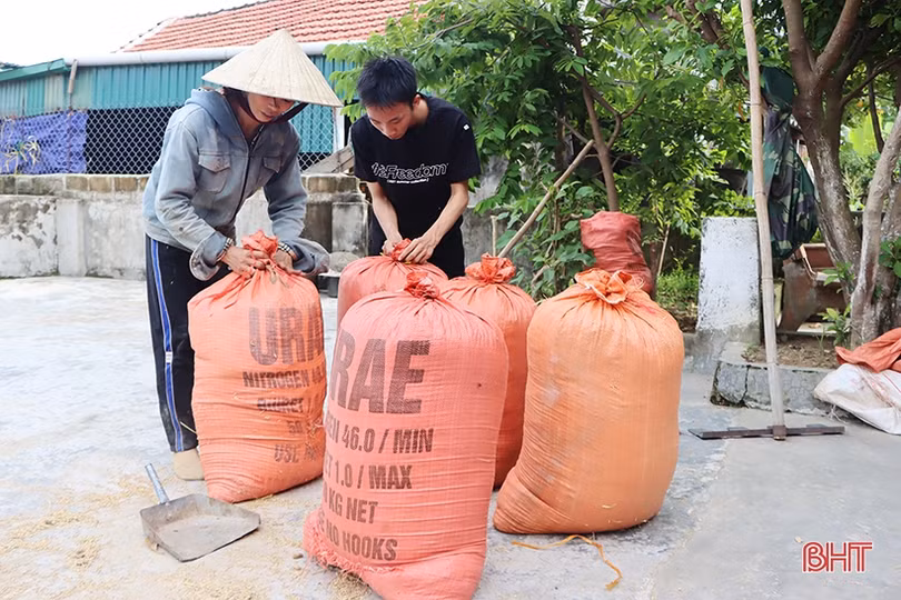 Sinh viên nghèo học giỏi vỡ òa cảm xúc khi được Hải quan Hà Tĩnh đỡ đầu