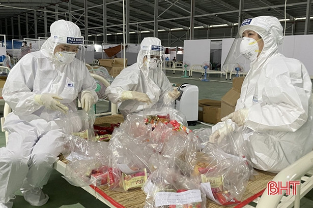 Tuổi trẻ Hà Tĩnh mang Trung thu ấm áp đến các trẻ em F0 ở Bình Dương