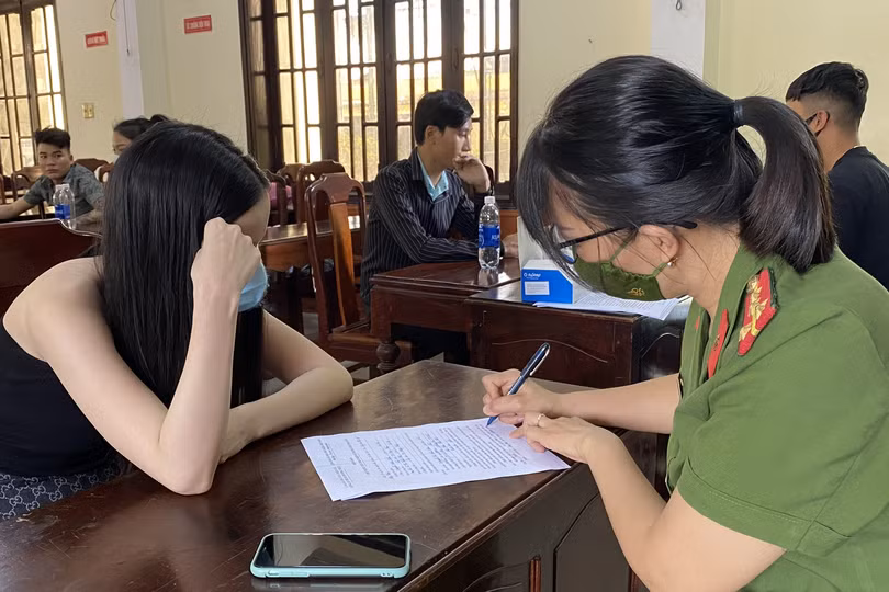 Bắt 14 đối tượng sử dụng ma túy trong nhà nghỉ giữa mùa dịch