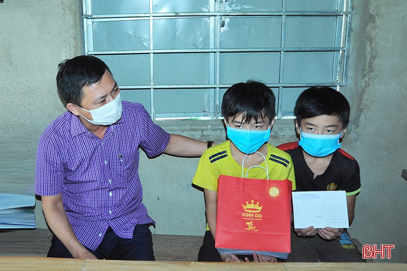 Lãnh đạo tỉnh tặng quà Trung thu cho trẻ em các huyện miền núi Hà Tĩnh