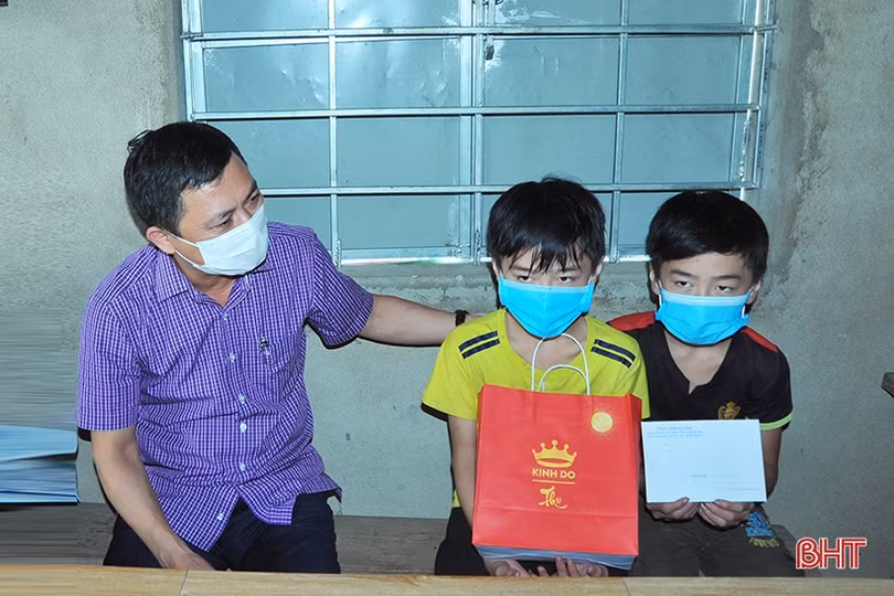 Lãnh đạo tỉnh tặng quà Trung thu cho trẻ em các huyện miền núi Hà Tĩnh