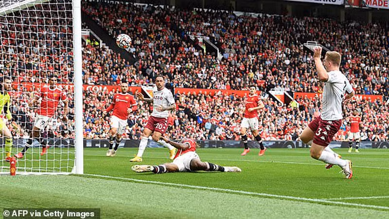 Bruno đá hỏng penalty, MU thua sốc Aston Villa