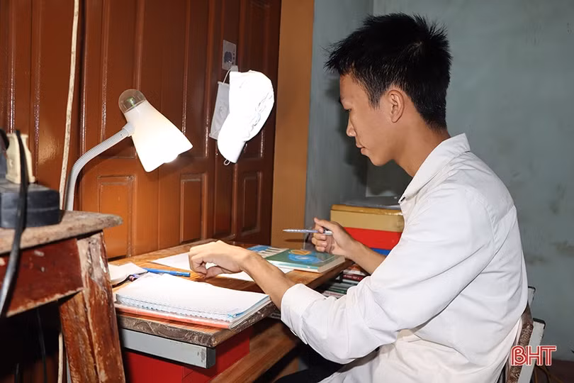 Sinh viên nghèo học giỏi vỡ òa cảm xúc khi được Hải quan Hà Tĩnh đỡ đầu