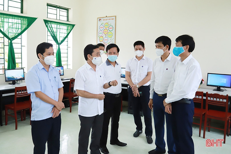 Công ty Xăng dầu Hà Tĩnh tài trợ máy tính cho một trường học ở Hương Sơn